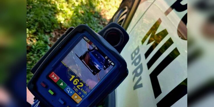 Motorista é flagrado pelo radar trafegando a 162 km/h na PR-508