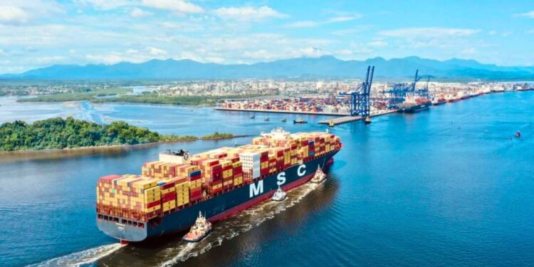 Maior navio porta-contêineres em comprimento a atracar em Paranaguá chega à TCP