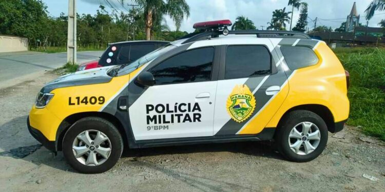 Câmeras de segurança de mercado mostram vigia e comparsa furtando mercadorias do estabelecimento