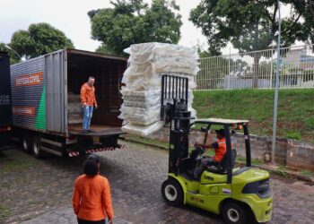 Defesa Civil do Paraná manda caminhão com 150 colchões e cestas básicas para Guaratuba