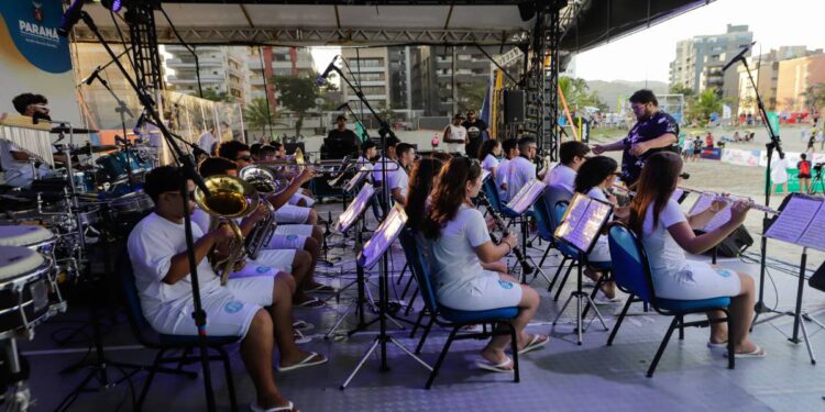 Após chuvas, shows dos palcos Sunset voltam a animar praias do Litoral