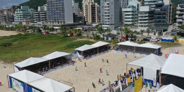 Futebol das Estrelas com ídolos paranaenses marca início do calendário esportivo no Litoral