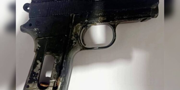 Rapaz usa filho de escudo durante abordagem da GCM em Pontal do Paraná