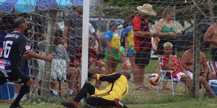 Futebol das Estrelas com ídolos paranaenses marca início do calendário esportivo no Litoral