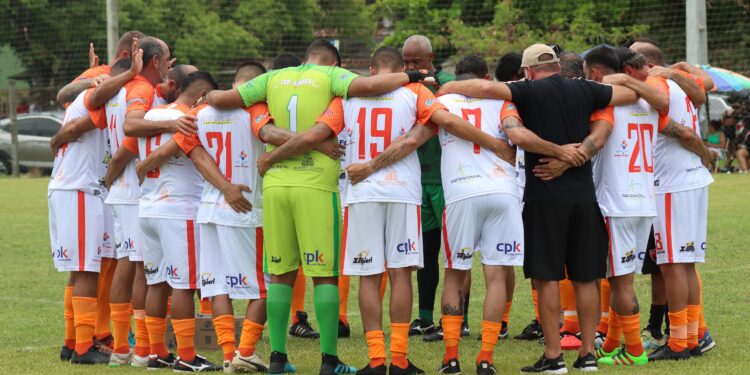 Futebol das Estrelas com ídolos paranaenses marca início do calendário esportivo no Litoral