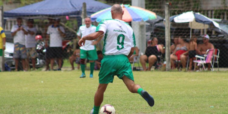 Futebol das Estrelas com ídolos paranaenses marca início do calendário esportivo no Litoral