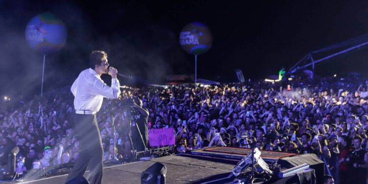 Noite histórica: Luan Santana e É o Tchan levam quase 180 mil pessoas aos shows no Litoral