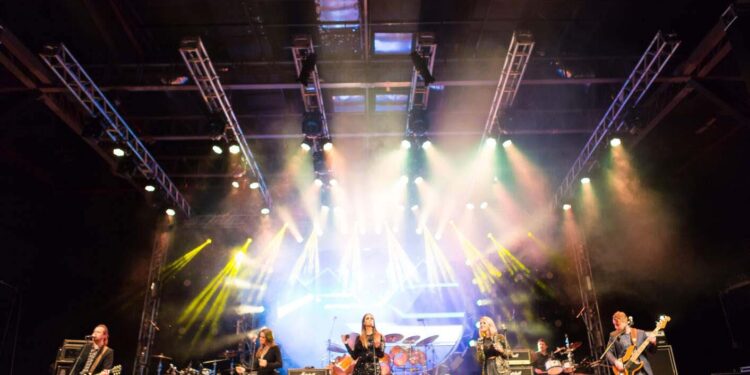 Música latina, pagode e revelação paranaense sobem nos palcos Sunset nesta terça