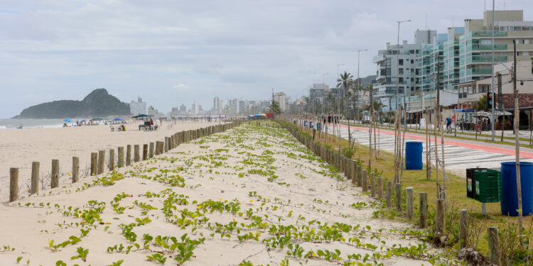 Com avanços na drenagem, revitalização da Orla de Matinhos alcança 92%