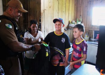 Policiais militares em Guaratuba realizam doação de materiais escolares para crianças