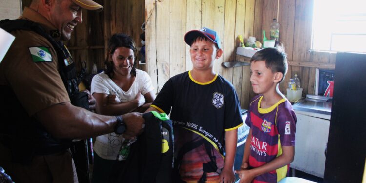Policiais militares em Guaratuba realizam doação de materiais escolares para crianças