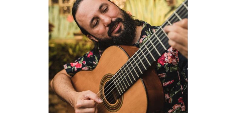 Música latina, pagode e revelação paranaense sobem nos palcos Sunset nesta terça
