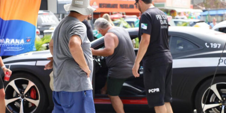 Cães, carros e equipamentos: exposições das polícias chamam atenção de turistas no Litoral