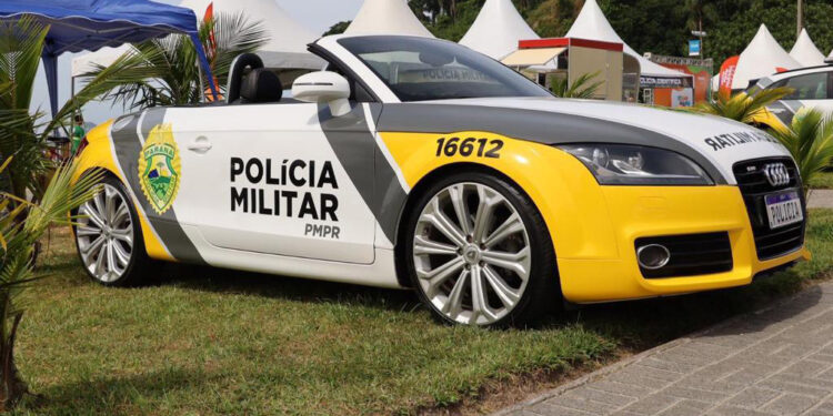 Cães, carros e equipamentos: exposições das polícias chamam atenção de turistas no Litoral