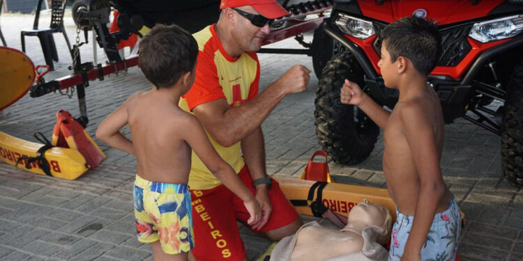 Cães, carros e equipamentos: exposições das polícias chamam atenção de turistas no Litoral