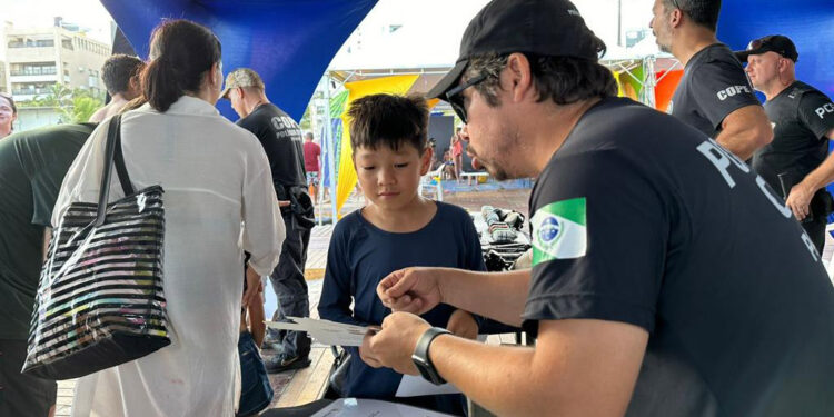 Cães, carros e equipamentos: exposições das polícias chamam atenção de turistas no Litoral