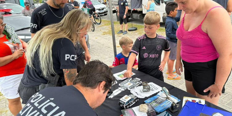 Cães, carros e equipamentos: exposições das polícias chamam atenção de turistas no Litoral