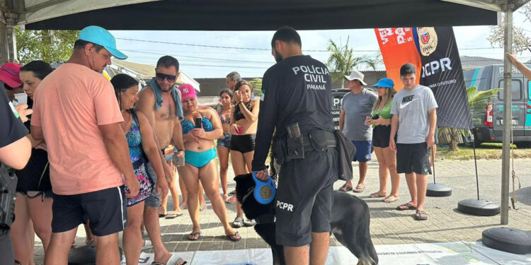Cães, carros e equipamentos: exposições das polícias chamam atenção de turistas no Litoral