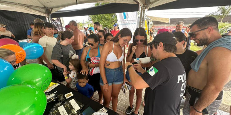 Cães, carros e equipamentos: exposições das polícias chamam atenção de turistas no Litoral