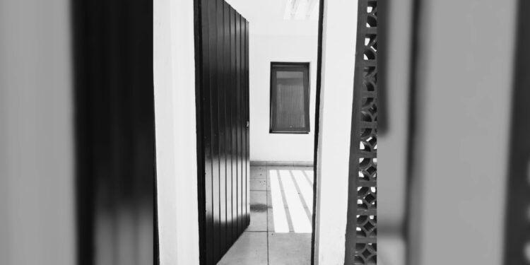 “Vi a porta aberta e entrei” disse rapaz preso pela PM após furtar um celular em Guaratuba