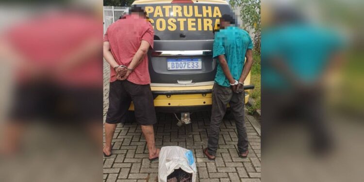 Dupla é flagrada por guarnições da Patrulha Costeira furtando peças de veículos recolhidos no pátio da Delegacia Cidadã