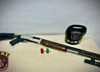 Trio é flagrado por guarnições da RONE com espingarda calibre 12 dentro de uma Kombi no Jardim Iguaçu