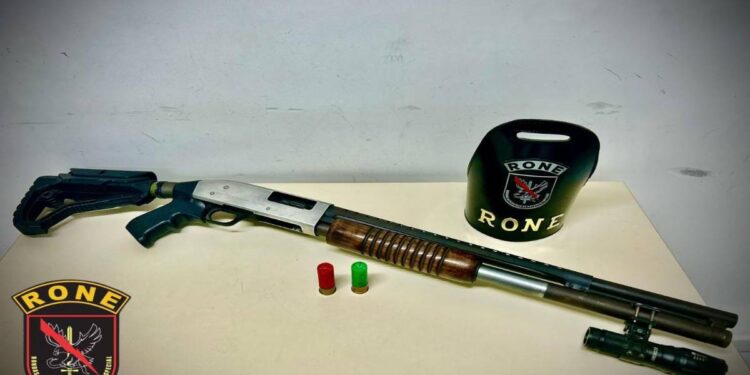 Trio é flagrado por guarnições da RONE com espingarda calibre 12 dentro de uma Kombi no Jardim Iguaçu