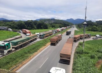 Transportadoras que atuam no Porto de Paranaguá não devem usar as vias da cidade para a parada ou estacionamento de caminhões