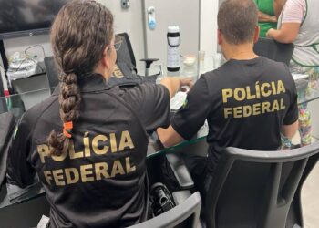 Polícia Federal deflagra a Operação Liber; os agentes investigam a compra fraudulenta de livros infantis