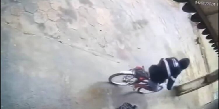 Homem em bicicleta furta guarda-chuva na Ilha dos Valadares