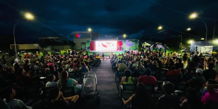 Em Guaratuba mais de 700 pessoas na 1.ª noite de filmes gratuitos do Cinema na Praça