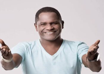 Cantor Tatau, do Araketu, no Carnaval em Paranaguá