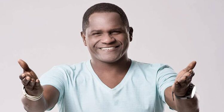 Cantor Tatau, do Araketu, no Carnaval em Paranaguá