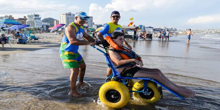 Com 763 usuários, cadeiras anfíbias do Litoral batem recorde de atendimentos