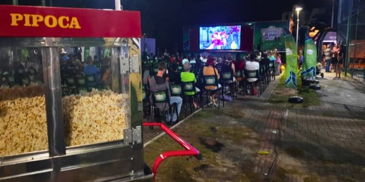 Sucesso para a 1ª noite do “Cinema na Praça” em Pontal do Paraná