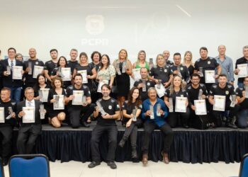 PCPR realiza entrega de medalhas de serviço policial para servidores de Paranaguá