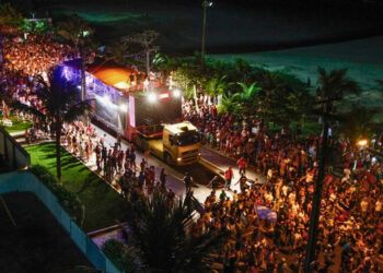 Trio elétrico levou muitos foliões para a Avenida Atlântica| Foto: Daniel Castellano/Agencia de Noticias Gazeta do Povo