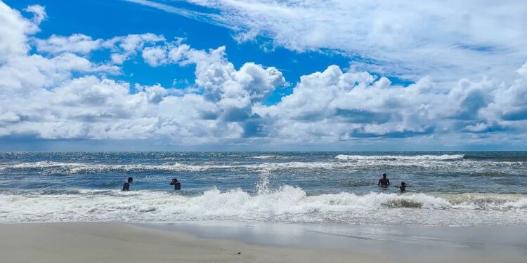 Carnaval terá água própria para banho nas praias do Paraná, aponta último boletim do IAT