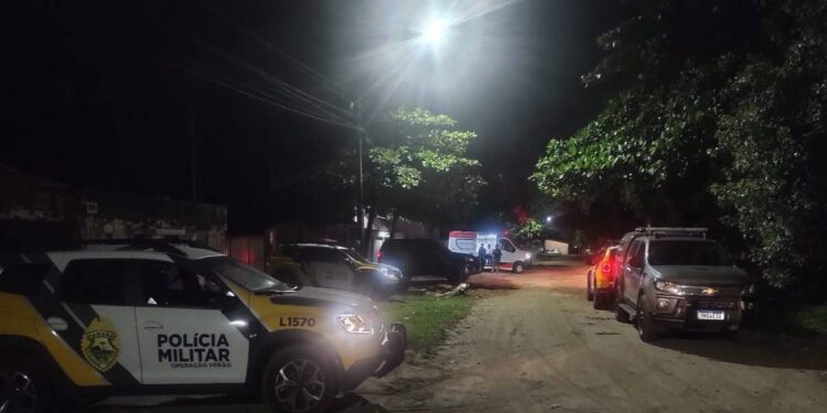 Rapaz alvejado por disparos de arma de fogo é encaminhado pelo SAMU para a emergência do Hospital Regional do Litoral