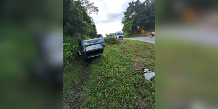 Capotamento na PR – 408 deixa três pessoas feridas