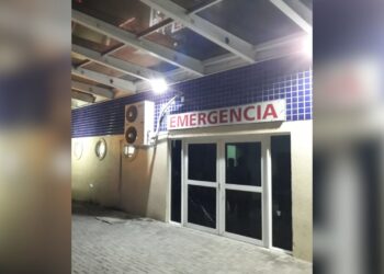 Caminhoneiro fica gravemente ferido após tombamento na BR-277