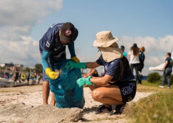 [VÍDEO] Quase uma tonelada de resíduos foram recolhidos de rio em Paranaguá durante remada ambiental da TCP