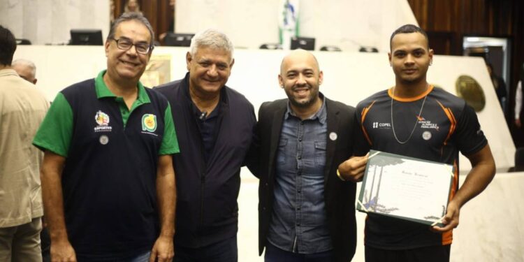 Paratletas parnanguaras são homenageados na Assembleia Legislativa do Paraná