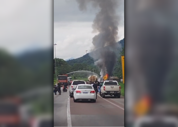 [VIDEO]Um caminhão tanque carregado com óleo vegetal tombou nas proximidades do km 40, da BR-277