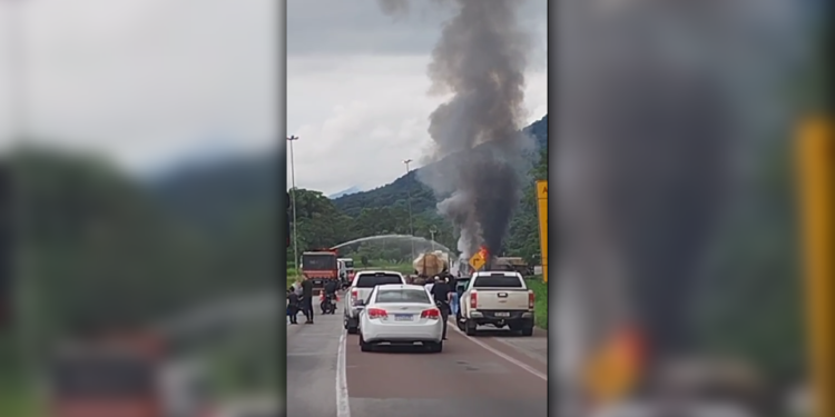 [VIDEO]Um caminhão tanque carregado com óleo vegetal tombou nas proximidades do km 40, da BR-277
