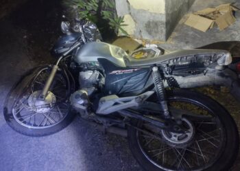 Motociclista fica gravemente ferido após colidir com poste da rede pública de iluminação em Paranaguá