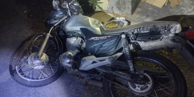 Motociclista fica gravemente ferido após colidir com poste da rede pública de iluminação em Paranaguá