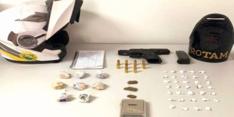 PM apreende pistola, munições drogas e material do tráfico na Vila Santa Helena