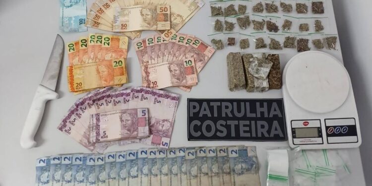 Patrulha Costeira flagra indivíduo comercializando drogas na janela de casa na Vila do Povo