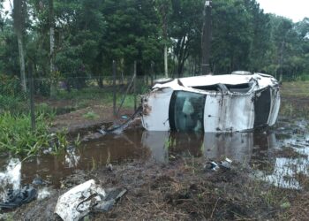 [VIDEO]Carro fica completamente destruído após capotar em um trecho da PR-407